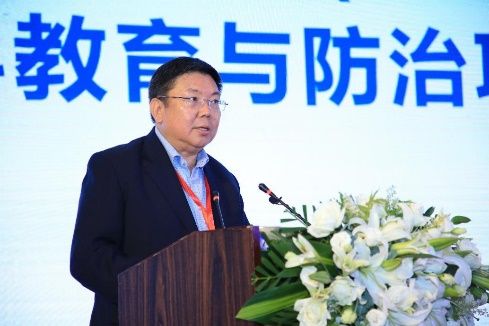 图片包含 人员, 男士, 户外

描述已自动生成